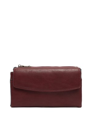 Cartera rectangular de cuero rojo oscuro con solapa frontal y compartimento con cremallera en la parte superior, mostrada cerrada sobre un fondo blanco.