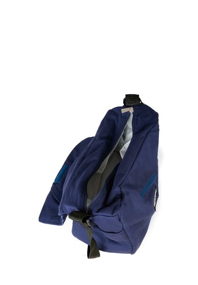 Zaino in tessuto blu navy con una grande apertura, chiusura a zip e interno grigio. Presenta due tasche laterali con accenti blu.