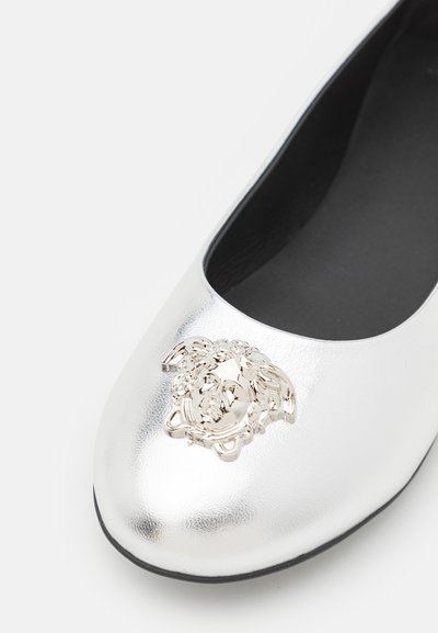 Versace FLATS MIRRORED - Μπαλαρίνες - silver palladium