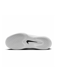 Suela de zapatilla deportiva blanca con patrón de espiga, que presenta un logo de swoosh negro y un acabado texturizado para mayor agarre y estabilidad.