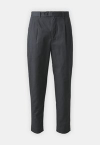 Donkergrijze, op maat gemaakte broek van lichtgewicht stof met een vlakke voorkant, twee plooien en een knoopsluitingen in de taille.