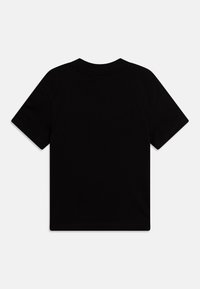 Juodas medvilninis T-shirt trumpomis rankovėmis, su apvaliu kaklu ir sklandžiu paviršiumi. Nėra matomų raštų ar logotipų, paprastas dizainas. Pateikta nugaros peržiūra.