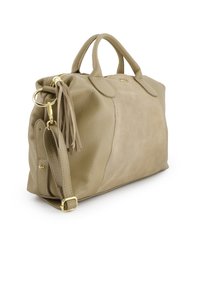 Beżowa skórzana torebka z teksturowanym wykończeniem, gładkimi akcentami, złotymi elementami, odpinanym paskiem i dekoracyjnymi frędzlami.