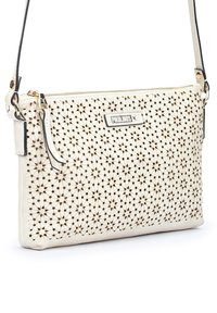 Bolso de cuero crema cruzado con intrincado patrón floral de corte, cierre de cremallera y placa con el logo. Correa ajustable con acentos de metal.