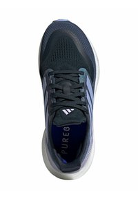Scarpa sportiva con un upper in rete blu navy, strisce viola chiare e una linguetta imbottita. Presenta una suola ammortizzata e una punta testurizzata.