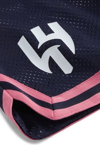Jūrų laivyno tinklelio šortai tamsiai mėlynos spalvos su balta logotipu, su rožinėmis juostelėmis palei kraštą ir vientisu apvadu. Lengvas audinys su kvėpuojančia tekstūra.