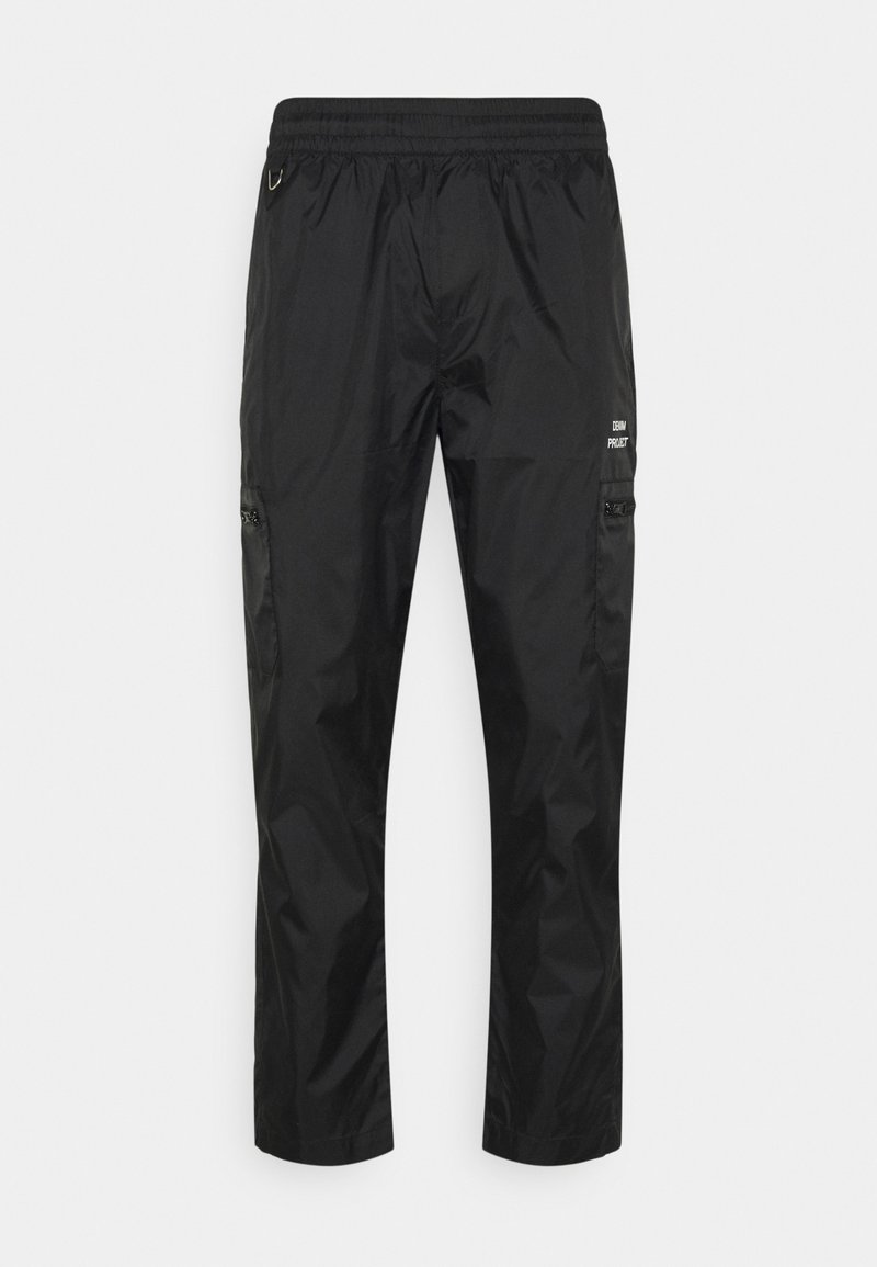 Pantalon noir léger avec taille élastique, poches latérales zippées et petit texte blanc sur la partie supérieure de la cuisse droite.