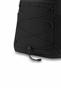 Zaino nero con tessuto testurizzato, design con corda elastica sul davanti e chiusura con coulisse regolabile nella parte inferiore.