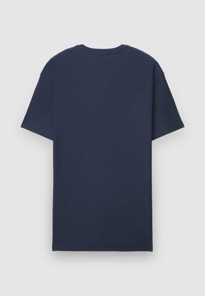 Maglietta di cotone blu navy con girocollo, maniche corte e design a coste orizzontali testurizzate. Vista posteriore mostrata.