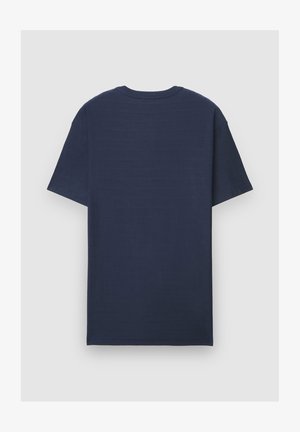 Maglietta di cotone blu navy con girocollo, maniche corte e design a coste orizzontali testurizzate. Vista posteriore mostrata.