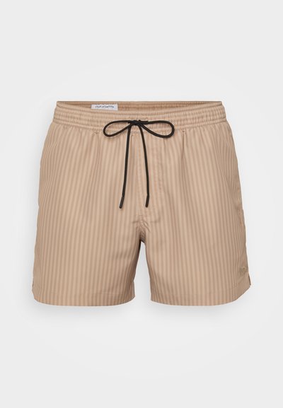 Šviesiai rudos plaukimo šortai su vertikaliomis juostelėmis, elastinga juosmens juosta ir reguliuojama juoda raišteliu. Lengva medžiaga su lygaus paviršiaus tekstūra.