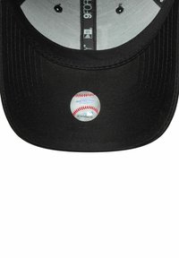 Schwarze Baseballkappe mit flachem Schirm, versehen mit einem runden Logo eines Baseballs auf der Vorderseite. Hergestellt aus glattem Stoff mit sichtbaren Nähten.