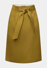 Jupe jaune moutarde longueur genou avec plis devant et large ceinture en tissu nouée en nœud à la taille.