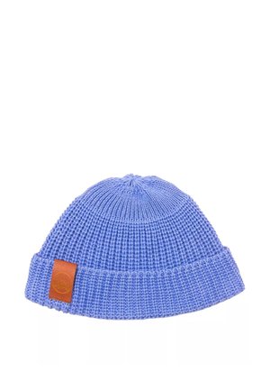 Niebieska wełniana czapka beanie z żeberkową teksturą, zwężającą się koroną i brązową skórzaną naszywką z logo na złożonym mankiecie.