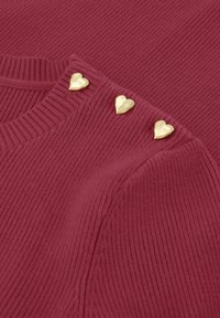 Ribbed burgunder Pullover mit drei goldenen, herzförmigen Akzenten an der Schulter. Weicher Stoff mit klassischem Rundhalsausschnitt.