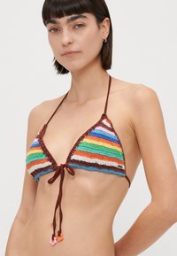 Gehaakt driehoek bikini-top met kleurrijke horizontale strepen, bruine strikbandjes en contrasterende hardwareaccenten in oranje en roze.