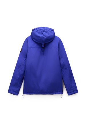 Sininen ulkoilutakki, jossa on huppu, kiristyskaula, joustavat hihansuut ja logopatchi hihassa. Sileä nylonpinta.