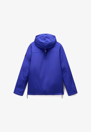 Blaue Außenjacke mit Kapuze, ausgestattet mit einem Zugband am Hals, elastischen Bündchen und einem Logopatch am Ärmel. Glatte Nylon-Oberfläche.