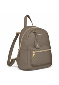 Mochila de cuero texturizado marrón con forma redondeada, herrajes dorados, bolsillo frontal y un pequeño detalle de etiqueta de equipaje. Correas ajustables.