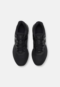 Scarpe sportive nere realizzate in mesh traspirante con una superficie testurizzata, dotate di lacci neri e un piccolo accento di logo grigio sul lato.