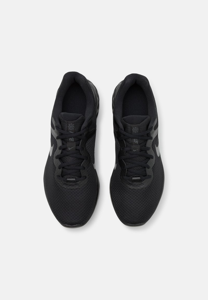 Baskets noires en mesh respirant avec une surface texturée, dotées de lacets noirs et d'un petit accent logo gris sur le côté.