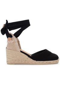 Černé plátěné espadrilky na vyšším podpatku s juta podrážkou, zdobené vzorovaným béžovým podpatkem a nastavovacími černými tkaninovými popruhy kolem kotníku.