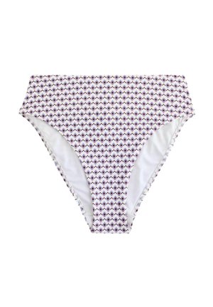 Bas de bikini taille haute avec une base blanche et un motif losanges violet, offrant une couverture complète et une texture de tissu lisse.
