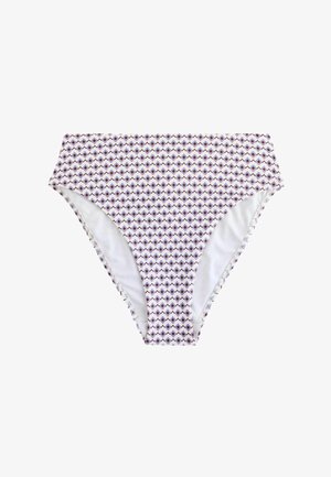 Bas de bikini taille haute avec une base blanche et un motif losanges violet, offrant une couverture complète et une texture de tissu lisse.