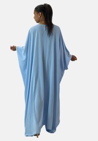 Himmelblauer Kaftan aus fließendem Stoff, mit weitem Ärmel und einem Schlüsselrücken-Detail. Das Design ist locker sitzend und knöchellang.