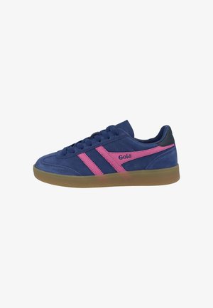 Marineblauwe sneaker met roze zijstrepen, "Gola"-branding, gumrubberen zool en vetersluiting, zijaanzicht.