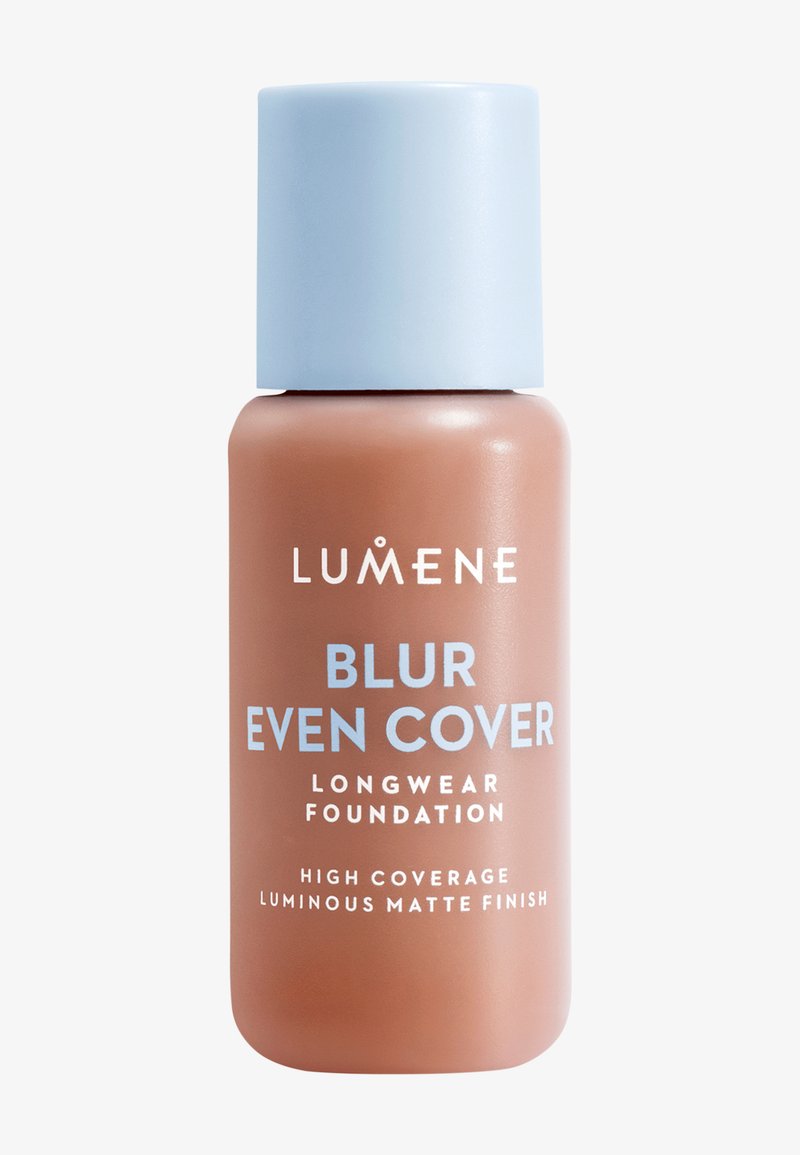 Lumene Blur Even Cover langvarig foundation-flaske med lys blå kork, høy dekkevne og lyst matt finish i middels brun nyanse.