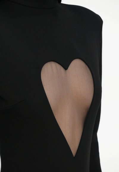 Schwarzes Kleid mit einem auffälligen herzförmigen Ausschnitt und einem transparenten Netzpaneel. Hoher Kragen, taillierte Passform und lange Ärmel.