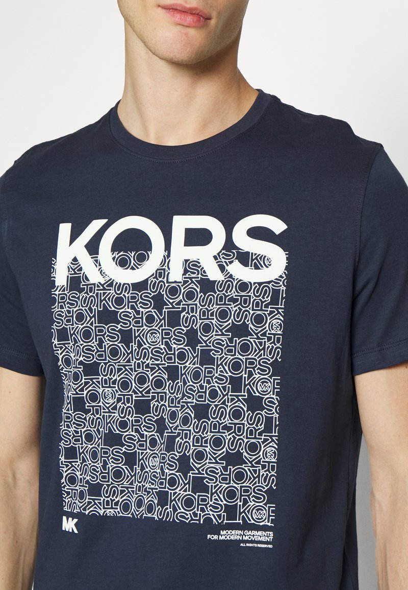 Herren T-Shirts basic | Michael Kors NEWSPRINT TEE T-Shirt print dark blue/dunkelblau - BI56102 Herren T-Shirts basic | Michael Kors NEWSPRINT TEE T-Shirt print dark blue/dunkelblau - BI56102