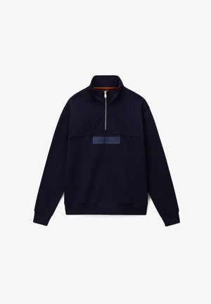 Pullover a maniche lunghe blu navy con collo alto e mezza cerniera, con una discreta toppa rettangolare del marchio posizionata al centro del petto.