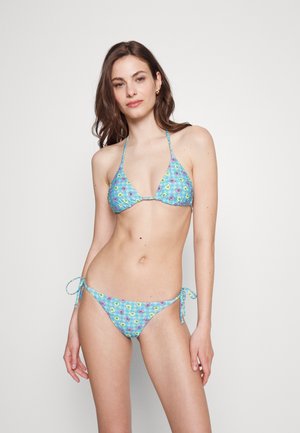 Conjunto de biquíni floral azul composto por um top com decote halter e bottoms com laços laterais, feito de tecido suave com pequenos padrões de flores e um fundo xadrez.