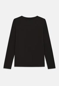 Camisola preta de mangas longas feita de uma mistura de algodão suave. Apresenta um decote redondo e um acabamento limpo, sem padrões ou adornos visíveis.