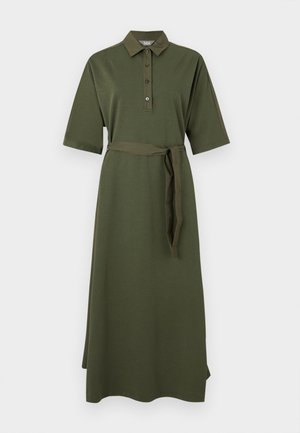 Midi polo obleka maslinasto zelene barve s kratkimi rokavi, z gumbi na izrezu in usklajenim pasom iz iste tkanine, vezanim v pasu.