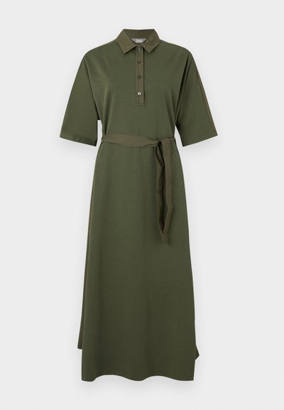 Midi polo φόρεμα σε παστέλ ελιάς χρώμα με κοντά μανίκια, κουμπωτό ντεκολτέ και ζώνη από το ίδιο ύφασμα δεμένη στη μέση.