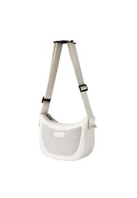Hvid skuldertaske lavet af glat syntetisk materiale med en grå ruskindsdetalje. Har et buet design og justerbar rem.
