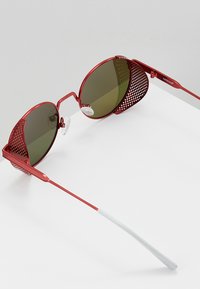 Sunheroes Occhiali da sole - fierry red metal/real red revo polarized