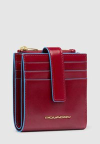 Compact roodleren portemonnee met blauwe randen, gouden ritssluiting, meerdere kaartsleuven en een bandjesluiting op een effen achtergrond.