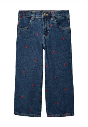 Jean en denim bleu à jambes larges, orné de petits motifs de cœurs rouges éparpillés sur le tissu.