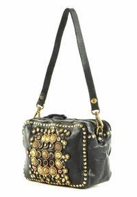 Borsa a mano in pelle nera con decorazioni in oro e borchie colorate sul davanti, chiusura con zip e tracolla piatta e regolabile.
