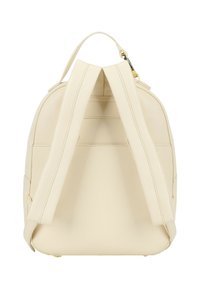 Zaino in pelle beige con design arrotondato, spallacci imbottiti e dettagli cuciti. Texture liscia e hardware minimo visibile.