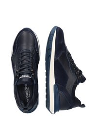 Sneakers blu navy con una combinazione di texture in pelle e camoscio, dotati di una suola in gomma bianca spessa e dettagli in pizzo neri.