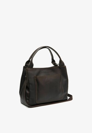 Sac à main en cuir marron foncé avec deux poignées, une poche avant et une bandoulière amovible, incliné légèrement vers la droite sur un fond blanc.