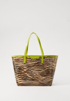 Grand sac fourre-tout avec un corps transparent arborant un motif de rayures ondulées marron et noir. Poignées vert vif et bord supérieur. Matériau durable.