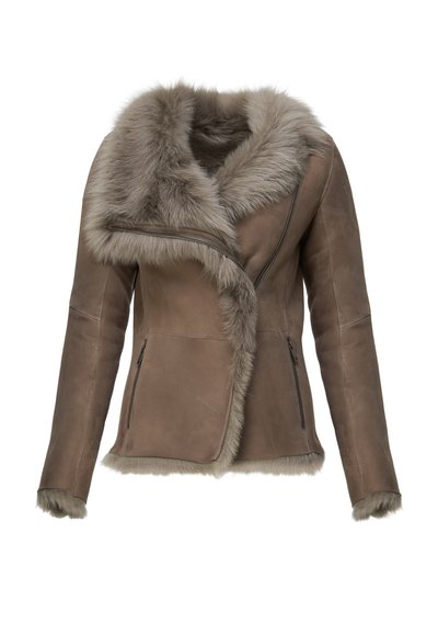 Veste en cuir marron avec un col et des bordures en fausse fourrure, équipée d'une fermeture éclair diagonale et de deux poches latérales zippées. Texture lisse.
