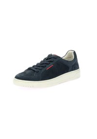 Zapatilla deportiva de ante azul marino con paneles texturizados, suela de goma blanca y cordones oscuros. Presenta un pequeño detalle rojo en el lateral.