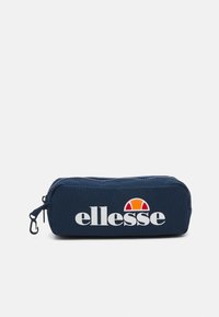 Astuccio blu navy realizzato in tessuto resistente, con un logo bianco centrale e un'accattivante accentuazione colorata. Chiuso con una zip e un tirante.